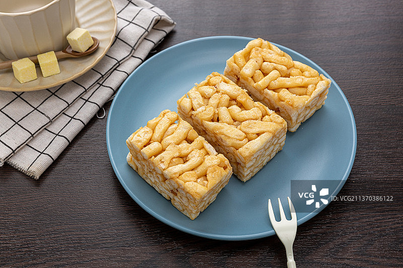 盘子里的休闲零食沙琪玛图片素材