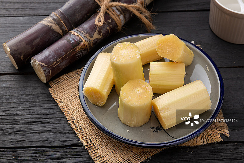 盘子里切段去皮的甘蔗图片素材