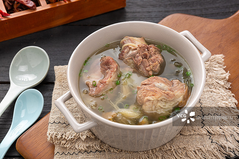 装在碗里的大骨头汤图片素材