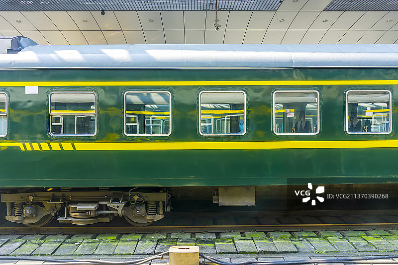 火车站绿皮火车车厢图片素材