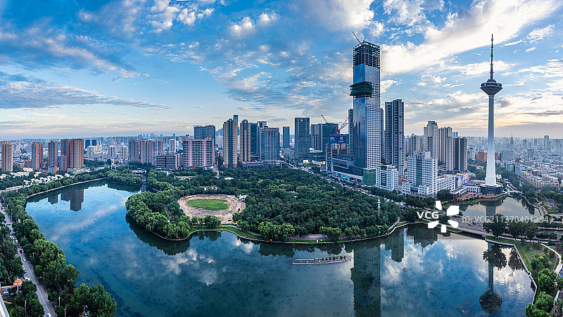 夕阳下中国辽宁沈阳青年大街和彩电塔建筑图片素材