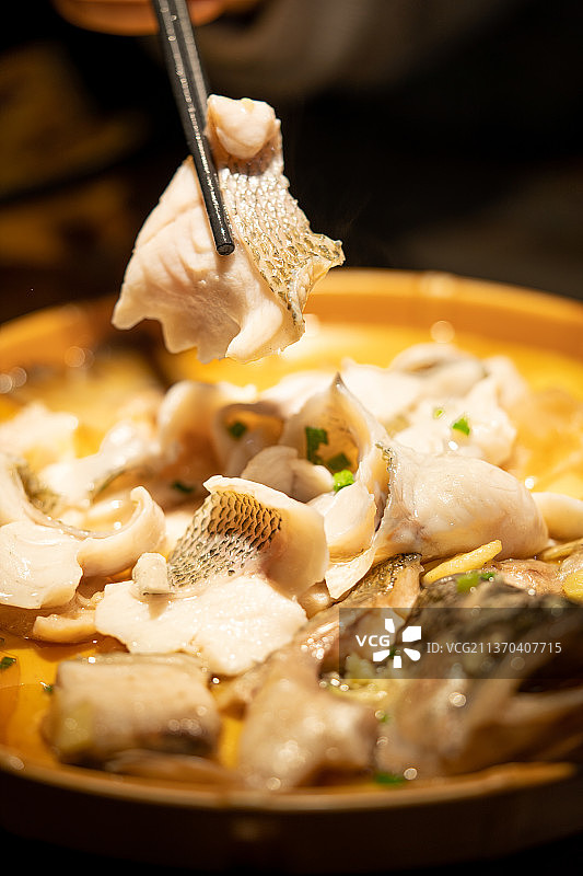 广东省特色传统名菜之一清蒸鲈鱼图片素材