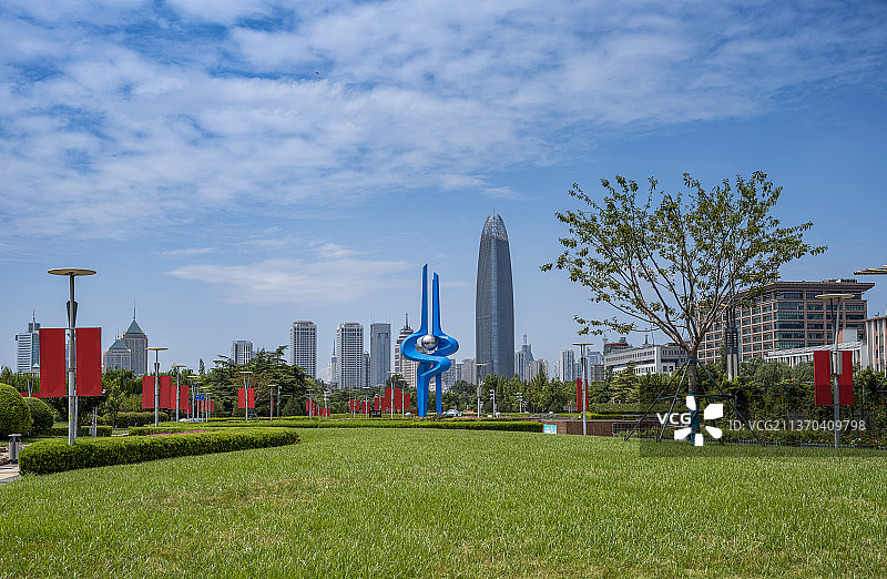 中国山东济南泉城广场和绿地中心图片素材