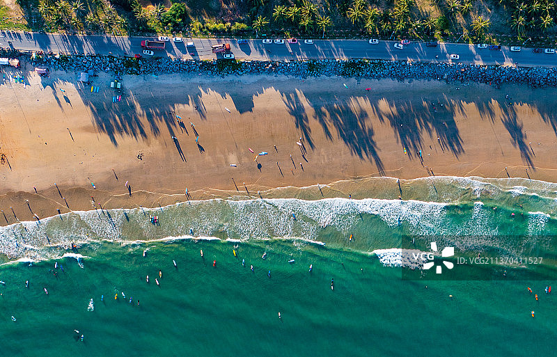 航拍中国海南万宁日月湾大海椰林与沙滩图片素材