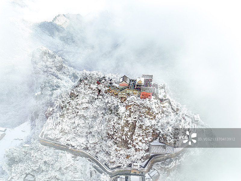 武当山玄武雪景云海图片素材