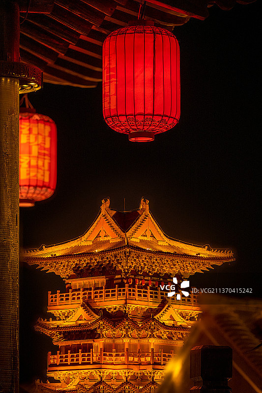 古建筑上悬挂着的中国红灯笼图片素材