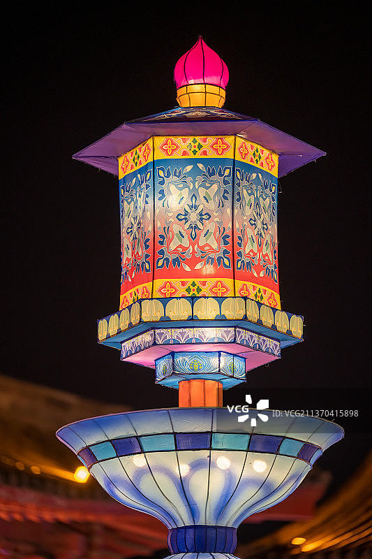 元宵节灯展上的中国古典纸宫灯图片素材