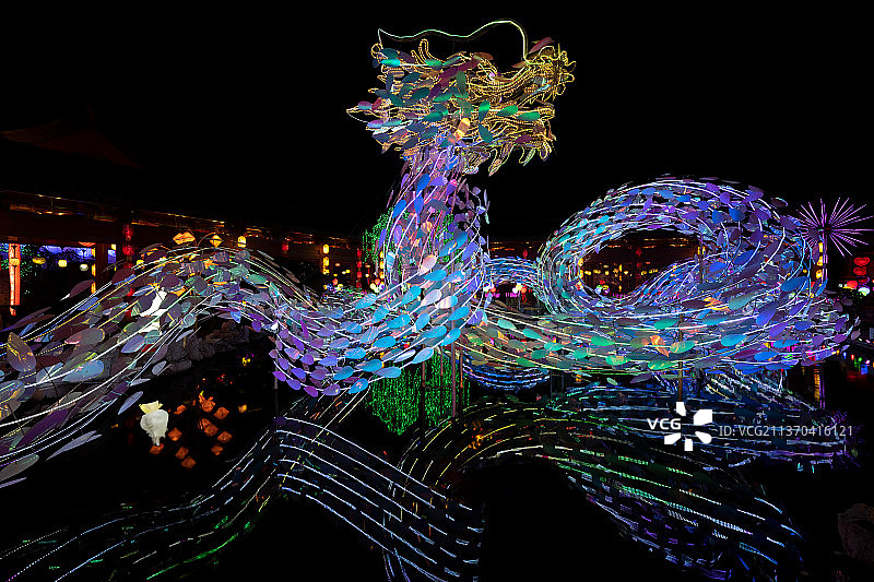 中国河南开封清明上河园灯展上的龙型花灯图片素材