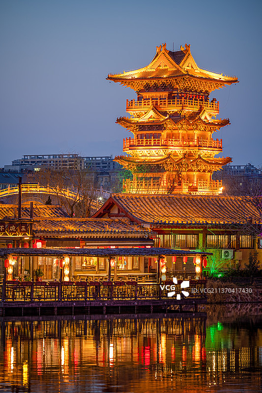 中国河南开封清明上河园拂云阁夜景图片素材