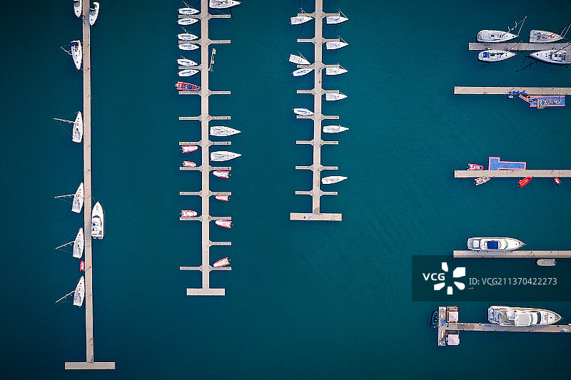 青岛航拍｜停泊在港口的船只图片素材