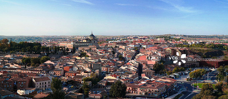 西班牙托莱多古城和塔霍河全景图片素材