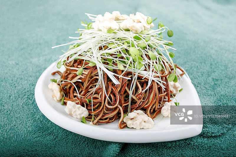 中餐美食-香椿苗拌黑豆腐丝图片素材