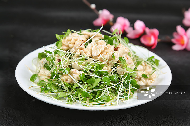 中餐美食-香椿苗拌桃仁图片素材