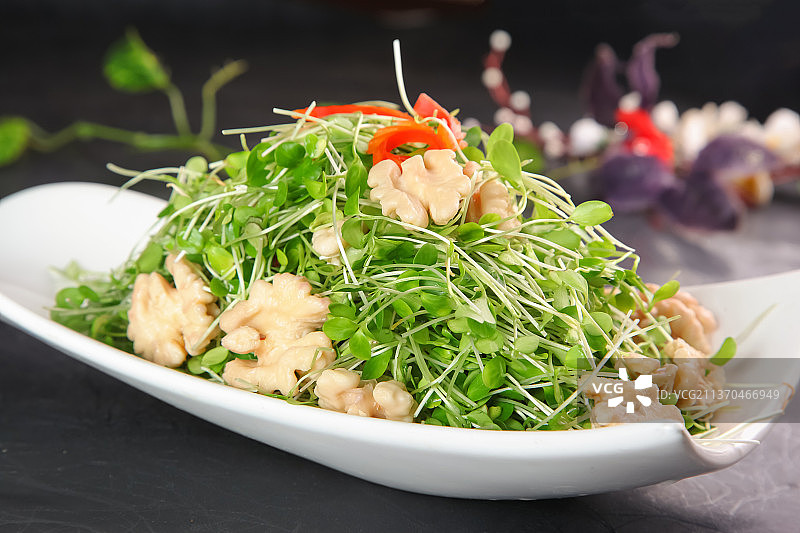 中餐美食-香椿苗拌桃仁图片素材