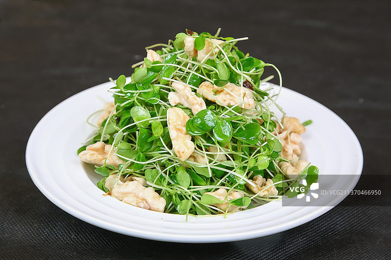 中餐美食-香椿苗拌桃仁图片素材