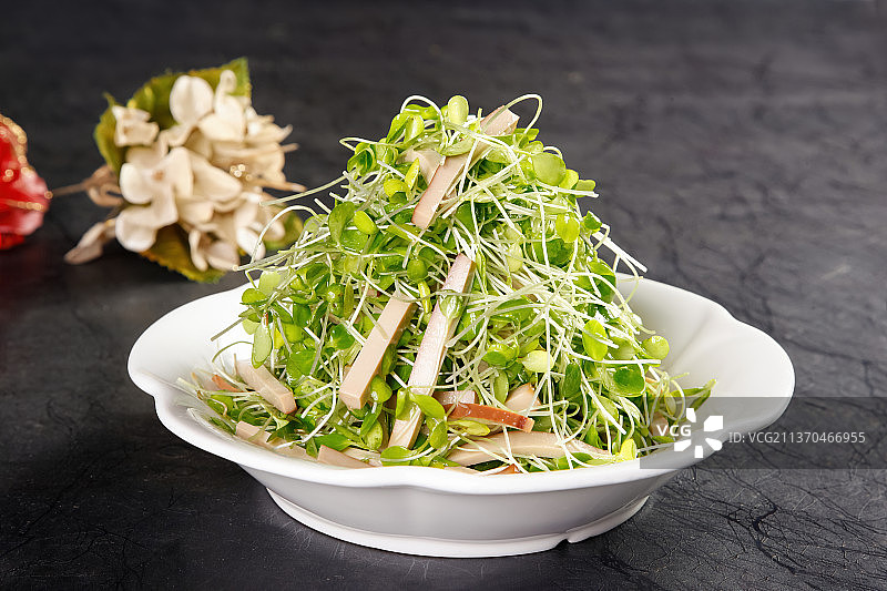 中餐美食-香椿苗拌鸡蛋干图片素材