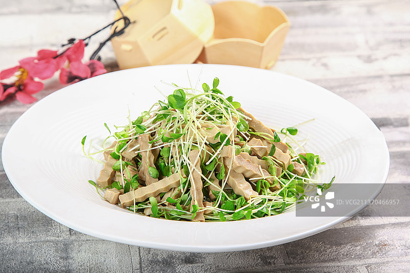 中餐美食-香椿苗拌鸡蛋干图片素材