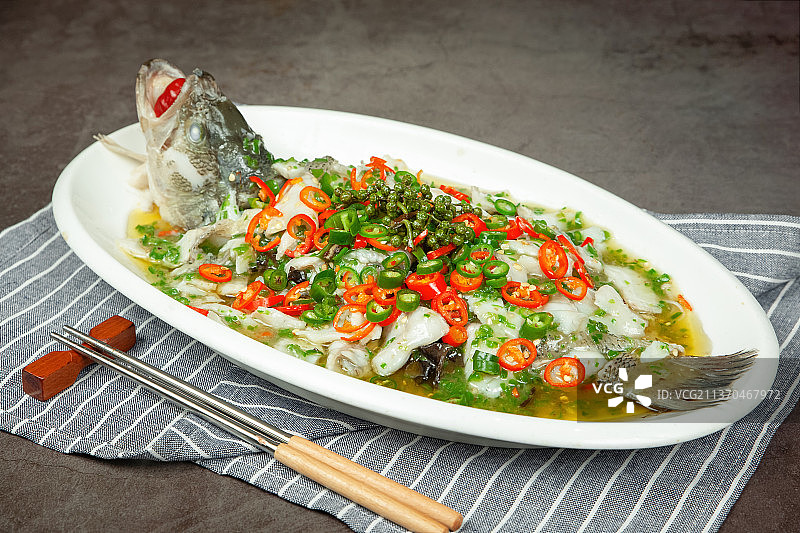 中餐美食-鲜花椒炝鲈鱼图片素材