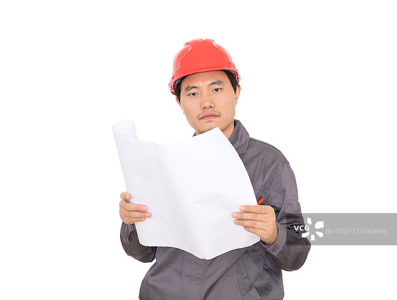 头戴安全帽的工程师正在看图纸图片素材