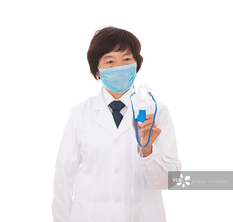 穿着白大褂的呼吸科医生手拿雾化工具图片素材