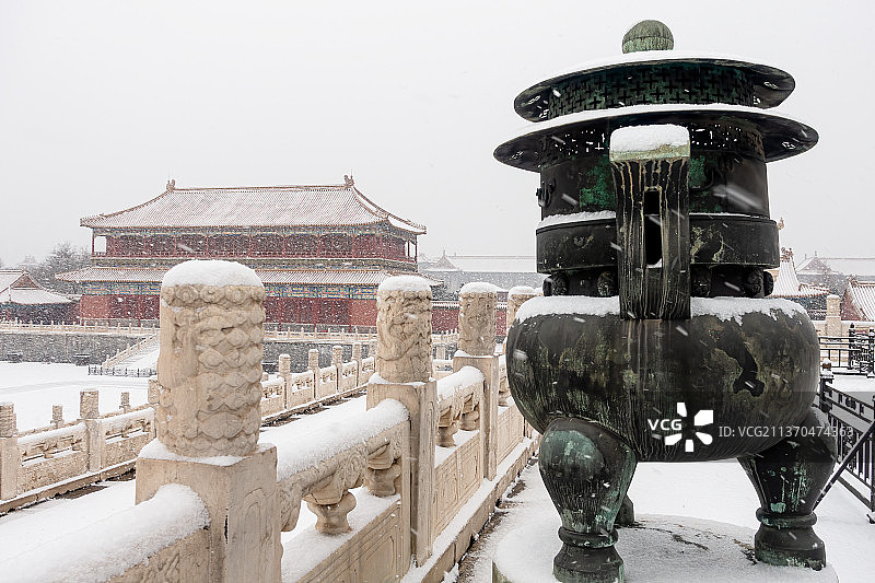 大雪中的故宫太和殿香炉图片素材
