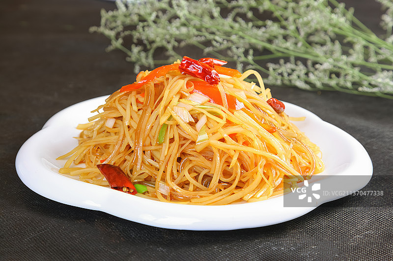 中餐美食-土豆丝炒粉条图片素材