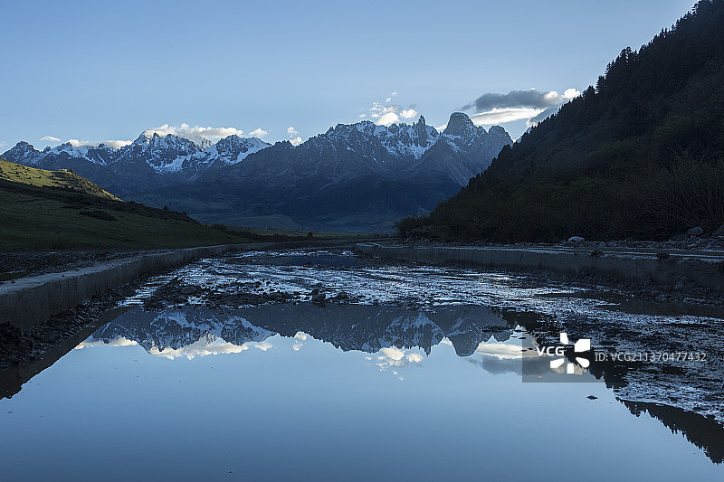措普沟的早晨——四川   甘孜州   巴塘县  措普拉区   茶洛乡图片素材
