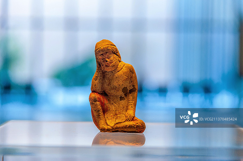 中国河南洛阳博物馆馆藏北魏元巶墓彩绘思维俑图片素材