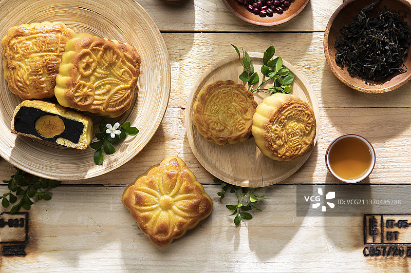 月光下中秋节月饼图片素材