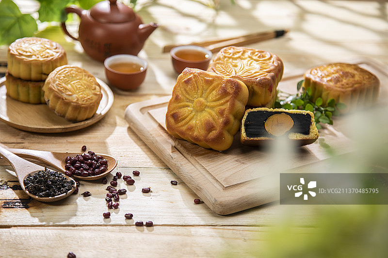 月光下中秋节月饼图片素材