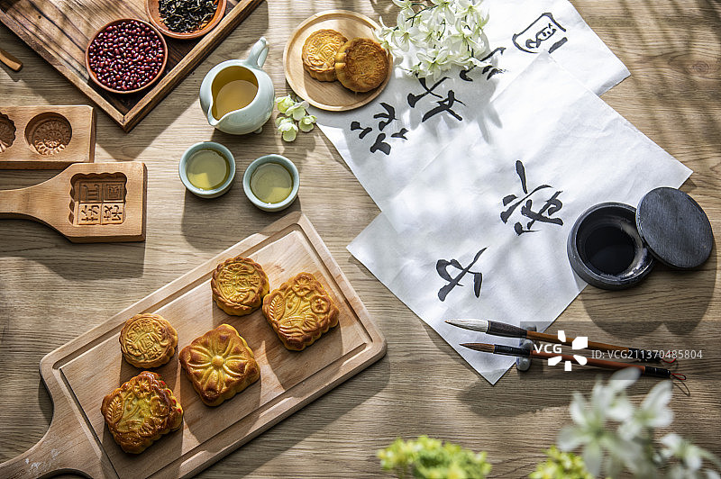 月光下中秋节月饼图片素材