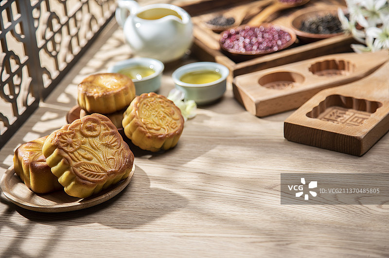 月光下中秋节月饼图片素材