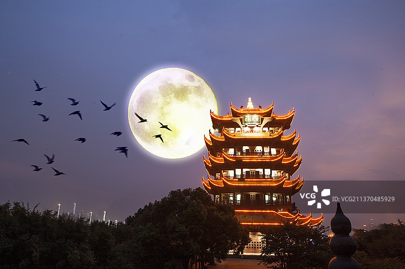 中秋节的夜晚灯火辉煌的黄鹤楼上挂着一轮明月图片素材
