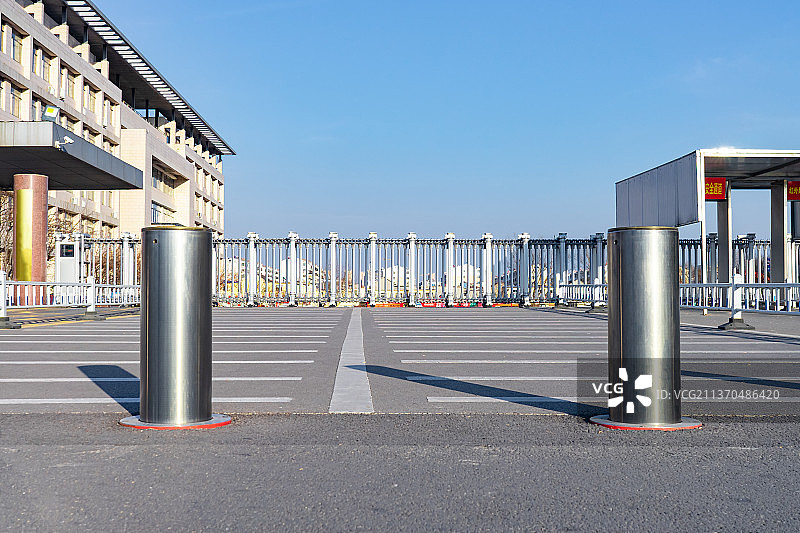 中国城市的校园门口，斑马线和防止车辆进出的不锈钢升降柱图片素材