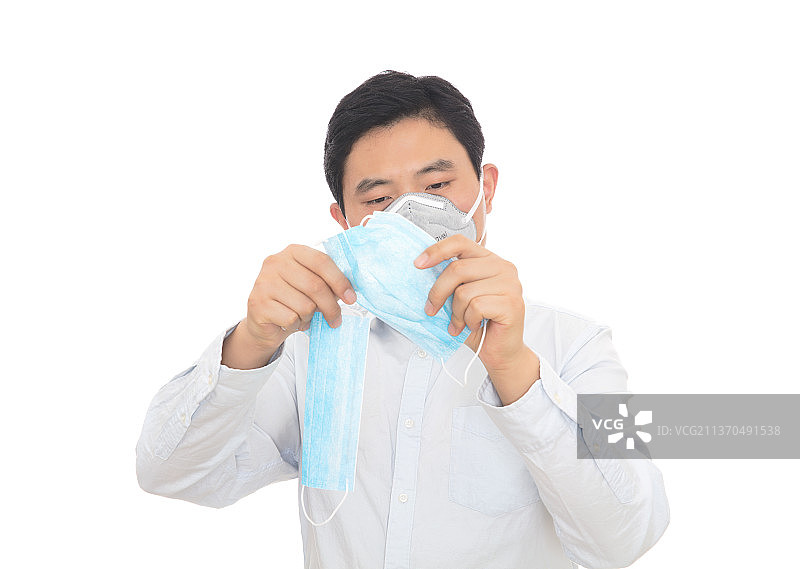 医学药监人员在检查一次性口罩质量图片素材