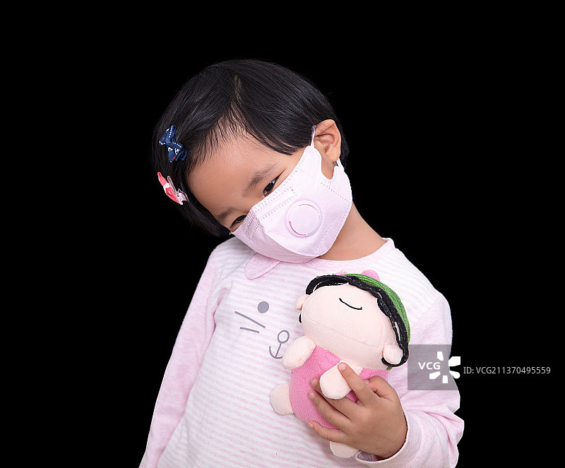 戴口罩的姑娘手拿小玩具图片素材
