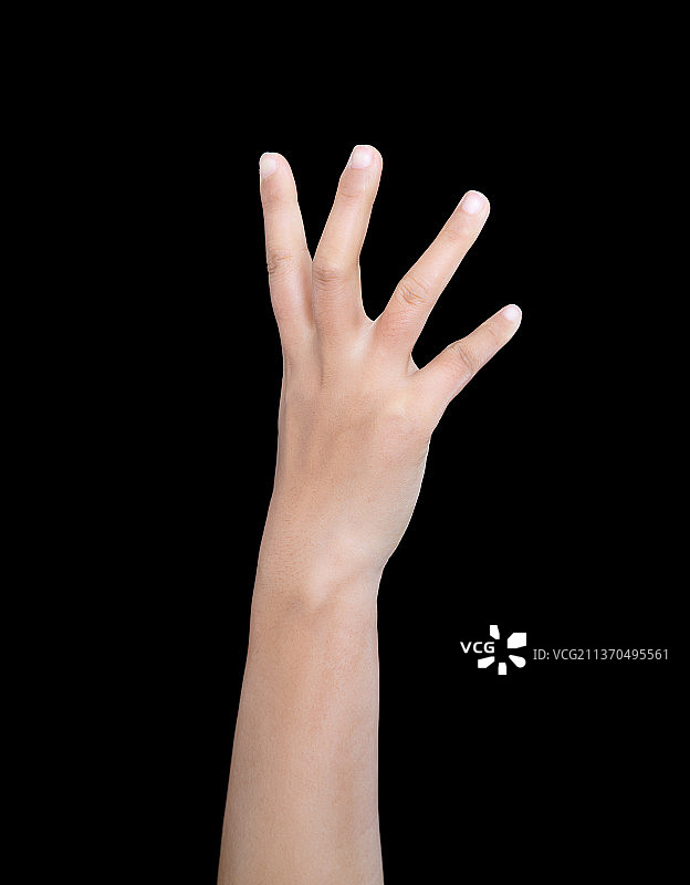 黑背景前一只向上抓取的手图片素材