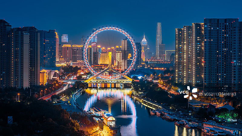 中国天津市天津之眼摩天轮城市天际线夜景图片素材