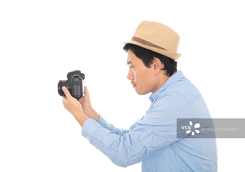 拍摄中的年轻男性摄影师图片素材