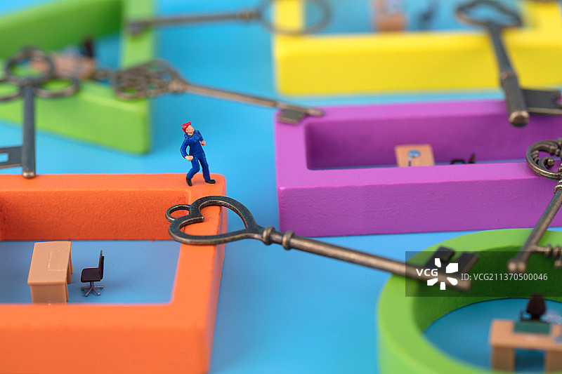 微缩创意职场的努力奋斗者图片素材