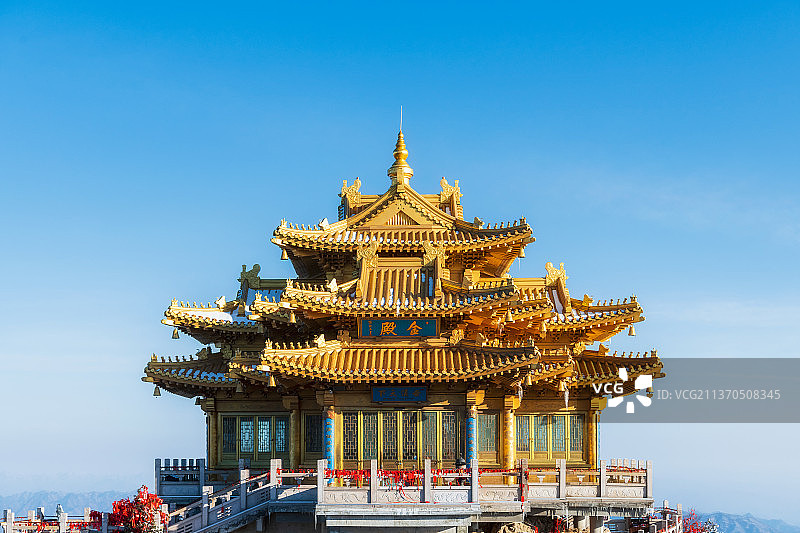 河南洛阳栾川老君山金顶道观群金殿冬季雪景户外风光图片素材