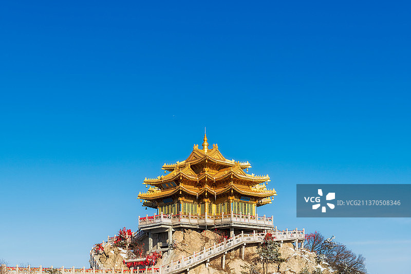 河南洛阳栾川老君山金顶道观群金殿冬季雪景户外风光图片素材