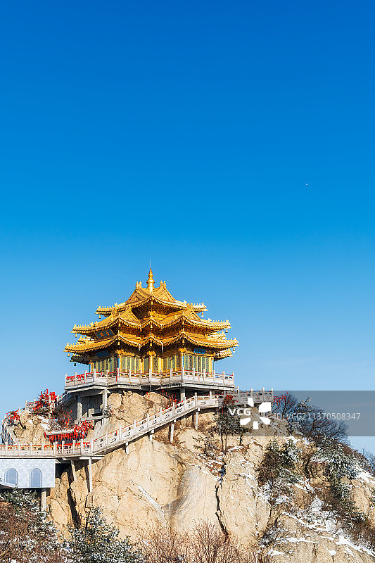 河南洛阳栾川老君山金顶道观群金殿冬季雪景户外风光图片素材