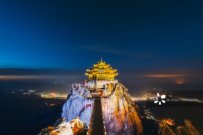 河南洛阳栾川老君山金顶道观群金殿与栾川县城夜景户外风光高视角图片素材
