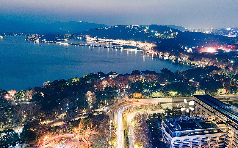 航拍杭州西湖蓝调时分繁华夜景图片素材
