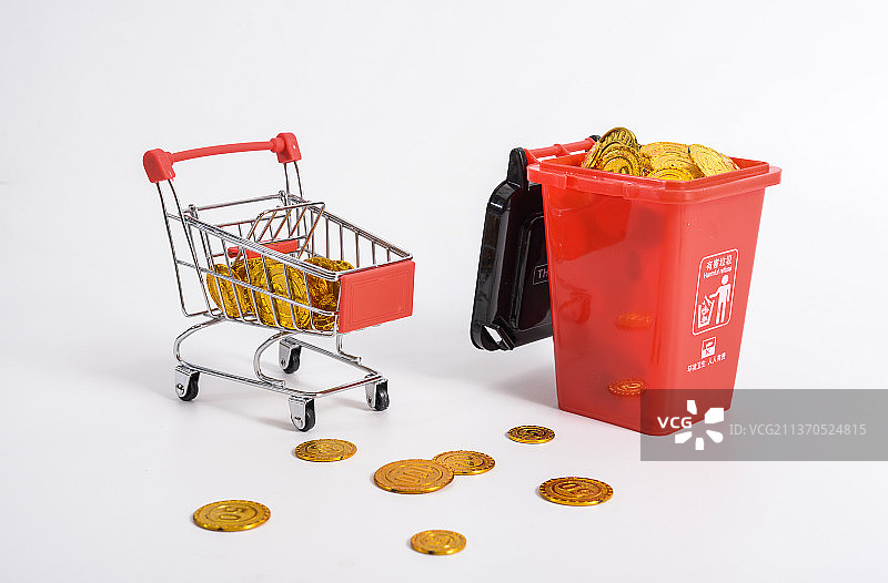 有害垃圾桶和金币钱币图片素材