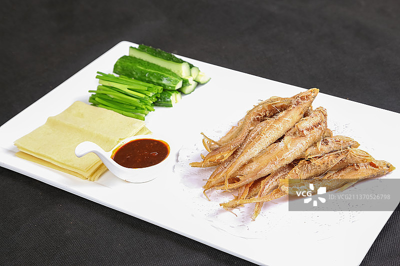 中餐美食-干炸秋刀鱼图片素材
