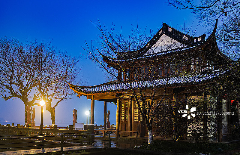 雪后平湖秋月的蓝调时间图片素材