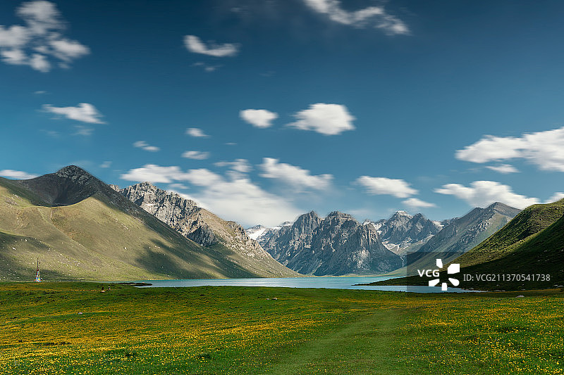 青海果洛年保玉则的圣山与仙女湖图片素材