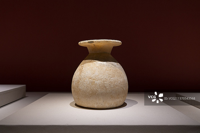 苏美尔文明雪花石膏瓶（公元前1500年-前1200，黎巴嫩文物局藏）图片素材